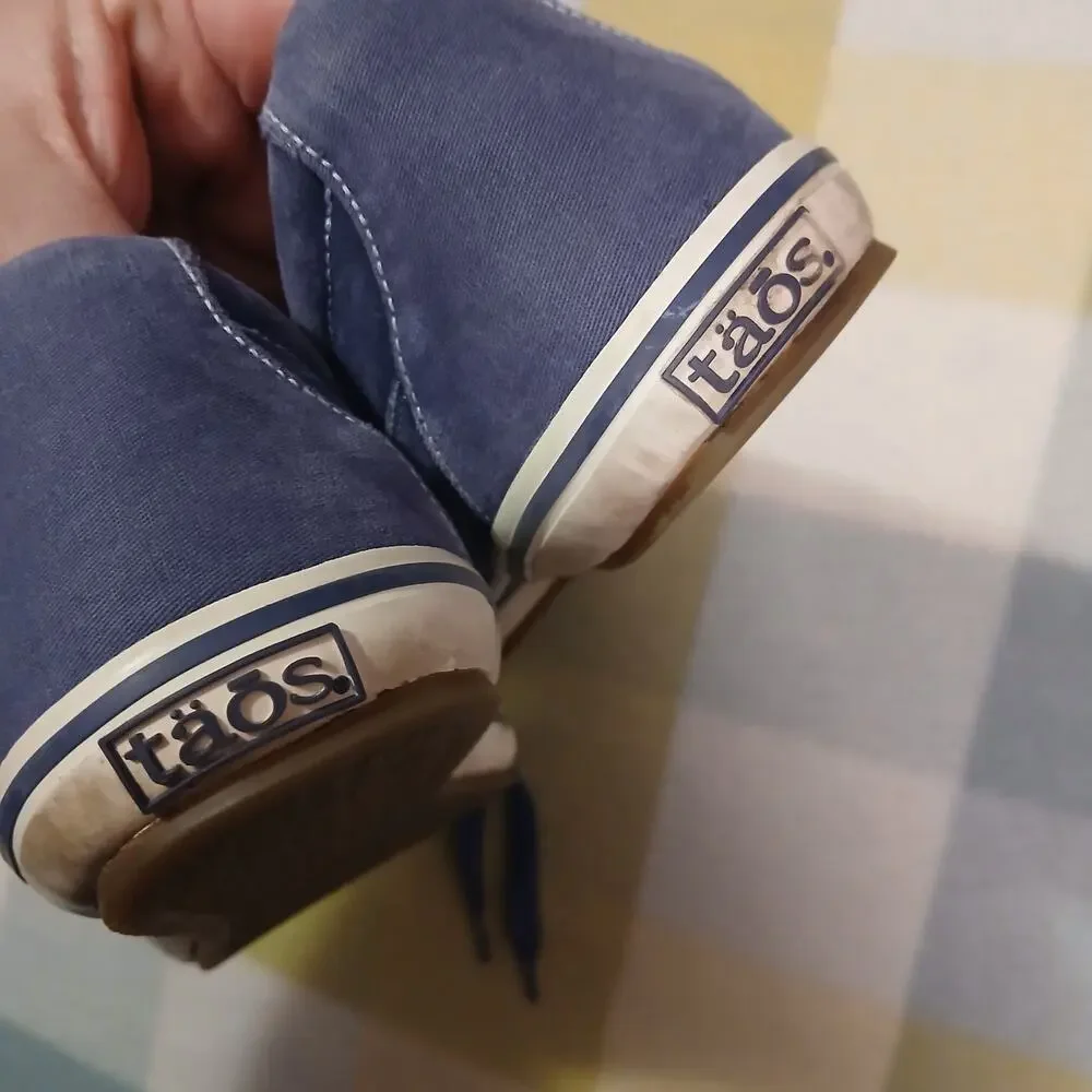 Taos Shoes Womens Size 8 Blue And White